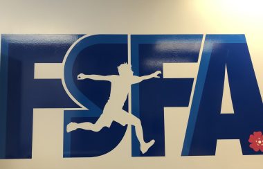 Logo de la Fédération du sport francophone de l'Alberta. Les lettres sont en bleues. Un coureur figure au centre du logo entre la lettre S et F. Sur la patte droite de la lettre A, on aperçoit une rose sauvage.
