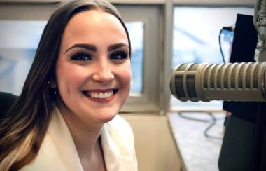 Mylène Thériault souriante devant un micro