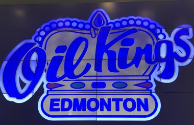 Logo des Oil Kings d'Edmonton. Le logo est une couronne en or avec le nom des Oil Kings inscrits en bleu.