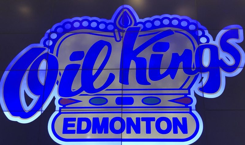 Logo des Oil Kings d'Edmonton. Le logo est une couronne en or avec le nom des Oil Kings inscrits en bleu.