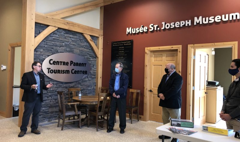 Quatre hommes debout dans un centre de tourisme au Musée de St-Joseph