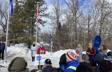 À Grande Prairie des jeunes assistent à la cérémonie du drapeau.