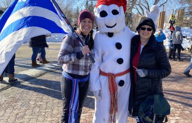 Le carnaval bonhomme, un personnage en forme de bonhomme de neige accueille les invités avec le drapeau franco-albertain. . venu