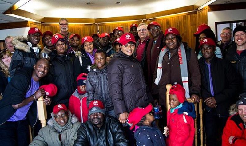 Participants portant le même chapeau rouge et des manteaux d'hiver.