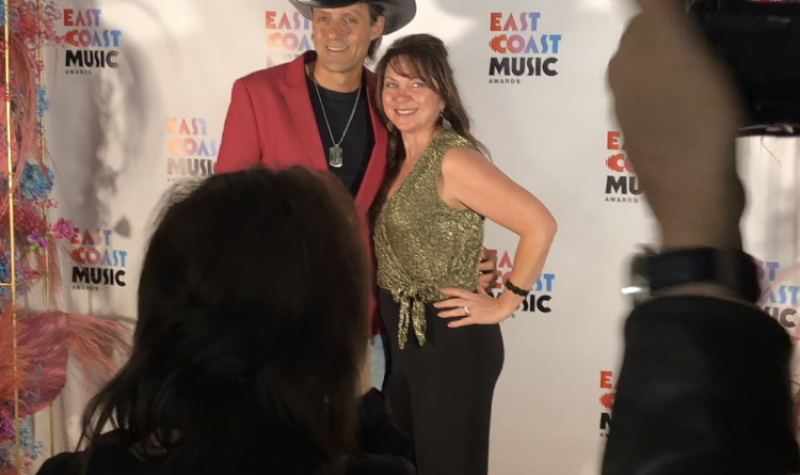 Laurie LeBlanc sur le tapis rouge des ECMA accompagné de sa partenaire