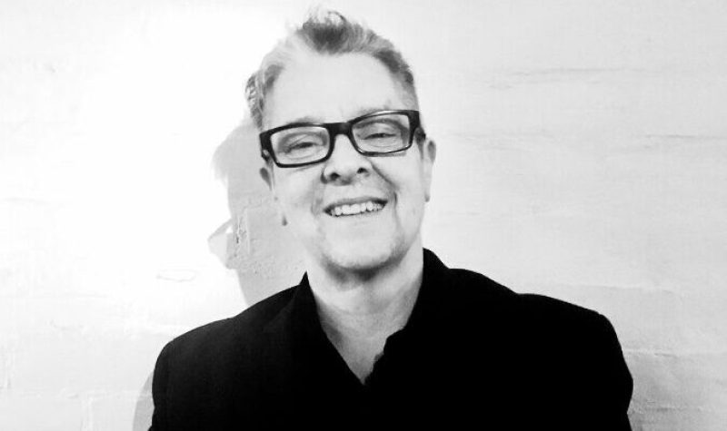 Charlie Boudreau portrait en noir & blanc en complet noir et lunettes