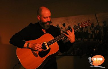 Virtuose de la guitare, Shaun Ferguson a présenté une soirée presqu'entièrement musicale au pub fermontois. Photo : Élizabeth Séguin