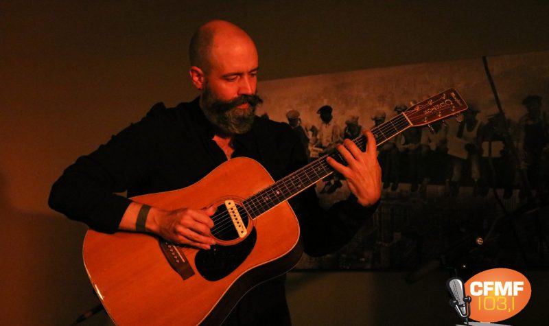 Virtuose de la guitare, Shaun Ferguson a présenté une soirée presqu'entièrement musicale au pub fermontois. Photo : Élizabeth Séguin