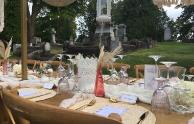 des tables dans une cimetière