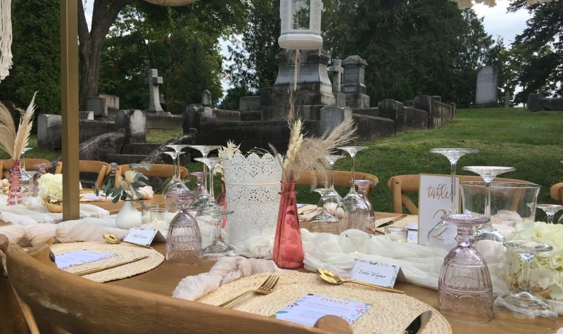 des tables dans une cimetière