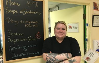 une femme devant un panneau