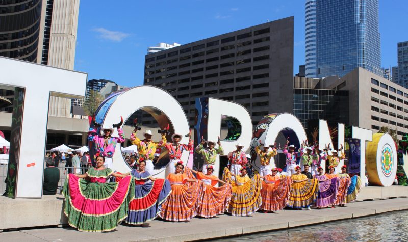 Grupo de bailarines mexicanos en la presentación del Mexican Day.