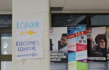 El centro de votación en Toronto se ubicó en las instalaciones de la escuela James Cardinal McGuigan en Finch Ave West, lugar al que llegaron miles de ecuatorianos a ejercer su voto. 
Imagen: Ivette Hernández.
