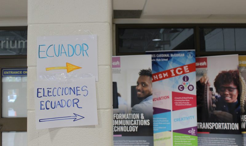 El centro de votación en Toronto se ubicó en las instalaciones de la escuela James Cardinal McGuigan en Finch Ave West, lugar al que llegaron miles de ecuatorianos a ejercer su voto. 
Imagen: Ivette Hernández.