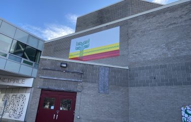 L'entrée du CCFM avec le drapeau francophone sur le mur.