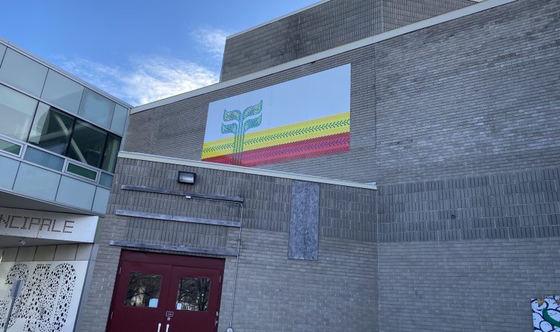 L'entrée du CCFM avec le drapeau francophone sur le mur.