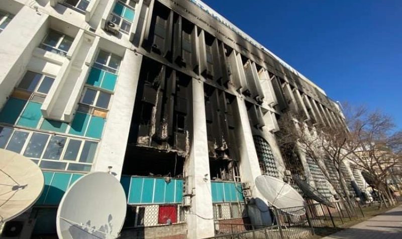 Des bureaux de la chaîne locale ont brûlé.