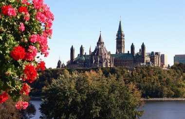 Parlement d'Ottawa vue de l'autre côté de la rivière outaouais