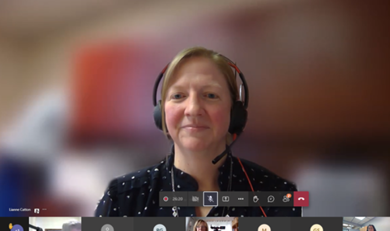 La médecin-hygiéniste du Bureau de santé Porcupine Lianne Catton dans une réunion virtuelle