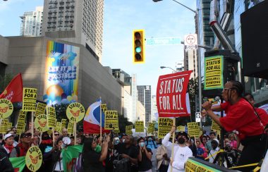 Personas reunidas en la marcha en las calles de Toronto