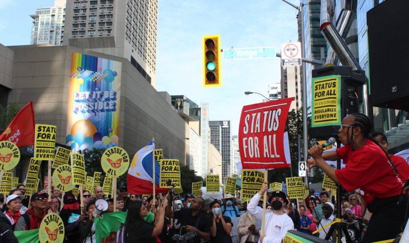 Personas reunidas en la marcha en las calles de Toronto