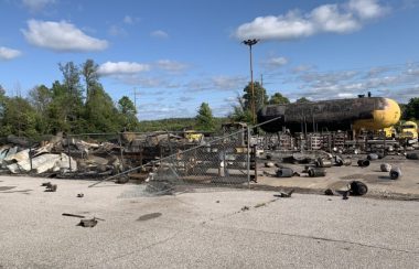 Le site de Superior Propane à Barrie, endommagé. On y voit plusieurs bonbonnes de propane endommagées.