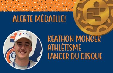 Un montage photo d'un adolescent indiquant : Alerte médaille pour Keathon Monger en athlétisme au lancer du disque.