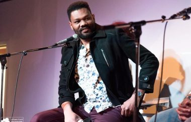 Jhon Wesley Delva lors d'une soirée de poésie à Montréal (Photo : Frantz Corvil)