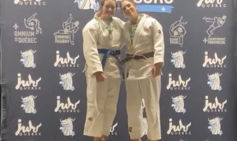 Antonia Rengifo Rengifo (à gauche) médaillée d’argent en Ne-waza et Joanie Poitras du Club de judo de Baie-Comeau. Photo : Shannon Power
