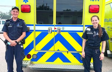 Bobby Blanchard et Justine Perron devant leur ambulance