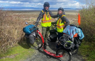 Morgan Haut et Mathilde Michel en BC à coté de leur vélo et de leur trottinette.