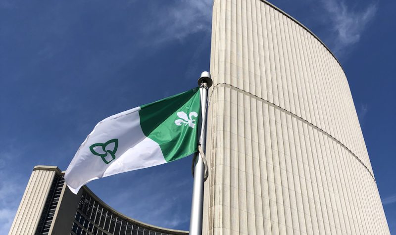 Lever de drapeau franco-ontarien sur le toit de la mairie. Photo Marine Ottogalli