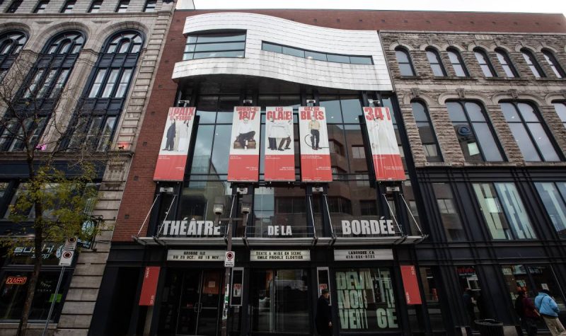 La façade du théâtre La Bordée, situé sur la rue Saint-Joseph Est. En haut des grosses lettres blanches qui nomment l'institution, des bannières rouges et blanches annoncent les spectacles en salle.