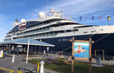 On peut voir le grand bateau de croisière « Le Bellot » accosté au port de Midland. Le bateau a cinq ponts de passagers et est de couleur blanche et bleu foncé.