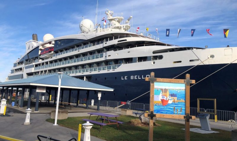 On peut voir le grand bateau de croisière « Le Bellot » accosté au port de Midland. Le bateau a cinq ponts de passagers et est de couleur blanche et bleu foncé.