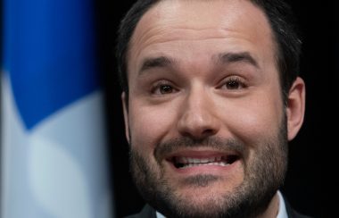 Gros plan de Mathieu Lacombe devant le fleurdelisé