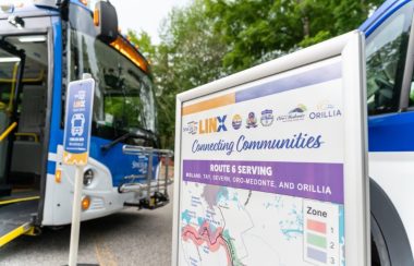 Autobus stationné à un arrêt de la ligne 6 de LINK, Panneau expliquant la Route #6 de Link entre Midland et Orillia