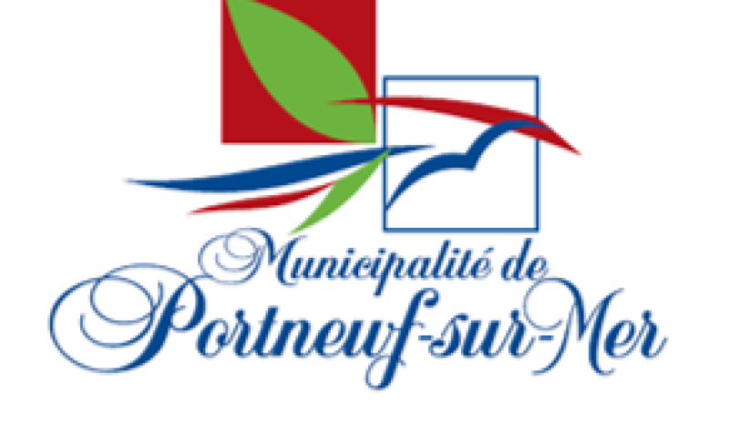 Logo de la municipalité de Portneuf-sur-Mer. Le nom de la municipalité est écrit en bleu et le logo est rouge et vert.