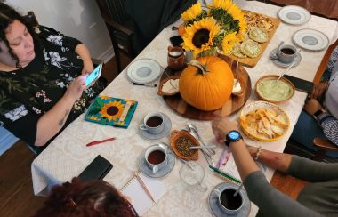 Mujeres sentadas al rededor de una mesa