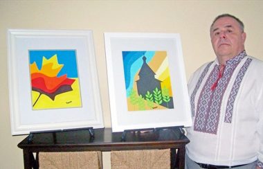 Le peintre Jerry Kulyk avec deux de ses tableaux