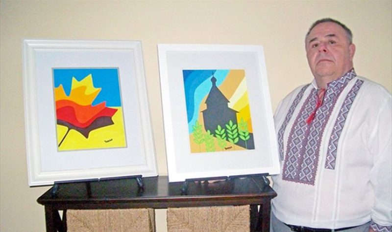 Le peintre Jerry Kulyk avec deux de ses tableaux