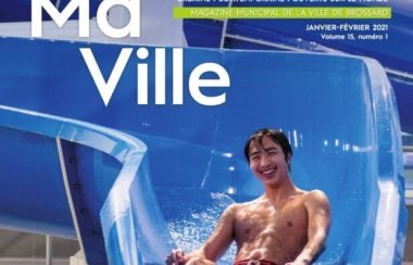page frontispice du magazine Ma Ville de Brossard où on voit un garçon en maillot de bain glisser dans une glissade d'un centre aquatique