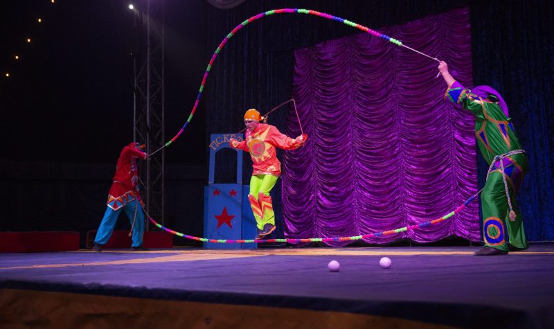 El espectáculo de payasos del American Crown Circus saltando dos cuerdas.
