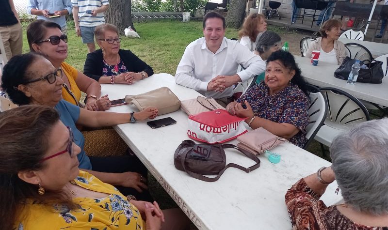 El Ministro Marco Mendicino junto con algunos miembros de la comunidad San Lorenzo.