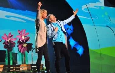 Deux artistes chantant ensemble sur scène