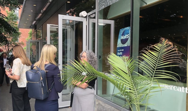 Personnes debout dans une terrasse de restaurant