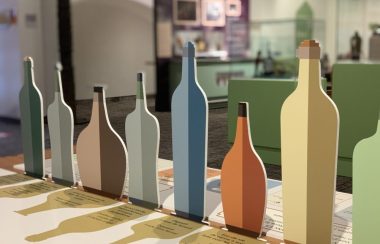 Un série multicolore de cartons immitant la forme de bouteilles d'alcool