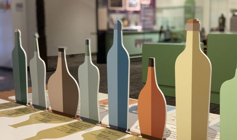 Un série multicolore de cartons immitant la forme de bouteilles d'alcool