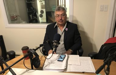Le député fédéral des Territoires du Nord-Ouest, Michael McLeod, dans les studios de Radio Taïga.