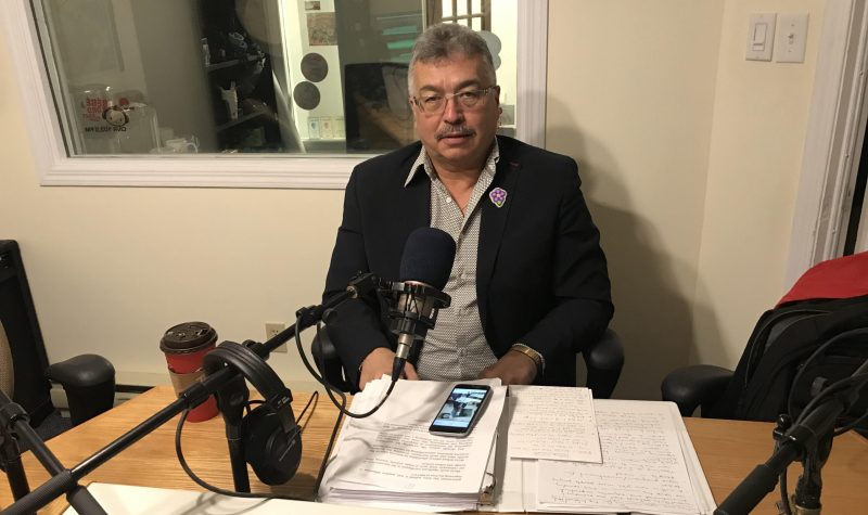 Le député fédéral des Territoires du Nord-Ouest, Michael McLeod, dans les studios de Radio Taïga.